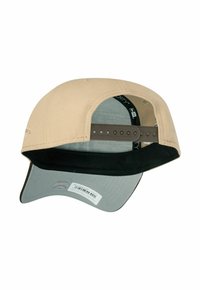 Beige Kappe mit einem geschwungenen grauen Schirm, verstellbarem braunem Riemen auf der Rückseite und einer schwarzen Innenauskleidung. Enthält interne Etiketten und Barcodes.