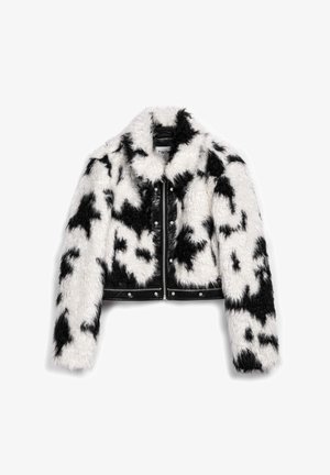 Cropped jas van namaakbont in zwart-wit koeienpatroon, met een zwart leren voorkant, zilverkleurige details en een puntige kraag.