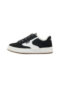 Schwarze Wildleder-Sneaker mit weißen Akzenten, strukturierten Schnürsenkeln und einer weißen Gummisohle. Niedrig geschnittenes Design mit einer Gummisohle für besseren Grip.