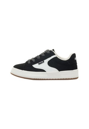 Schwarze Wildleder-Sneaker mit weißen Akzenten, strukturierten Schnürsenkeln und einer weißen Gummisohle. Niedrig geschnittenes Design mit einer Gummisohle für besseren Grip.