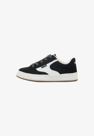 Zapatillas de ante negras con detalles blancos, cordones texturizados y una suela de goma blanca. Diseño de corte bajo con una suela de goma para proporcionar agarre.
