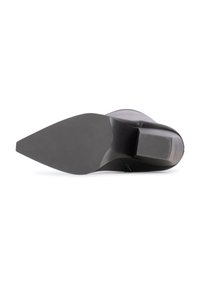 Suela de bota negra de tacón, que presenta una forma puntiaguda, material de goma suave y un tacón grueso con un acabado mate. No se observan patrones ni acentos.