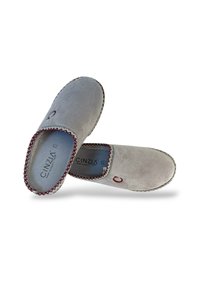 Pantofole in suede grigio con punta arrotondata, cuciture rosse a contrasto e un logo circolare sul lato di ciascuna scarpa. Interno morbido.
