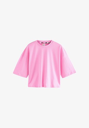 Růžové tričko s krátkým rukávem vyrobené z bavlny, s pohodlným střihem, kulatým výstřihem a hladkou strukturou, se štítkem viditelným na límci.