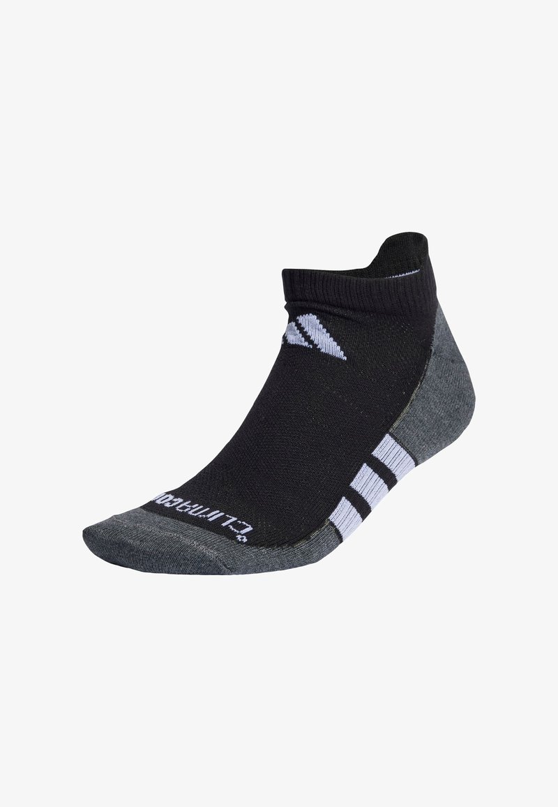 Calcetín deportivo negro y gris con diseño de corte bajo, que presenta secciones grises en los dedos y el talón, y rayas blancas de acento. Suave textura de punto.