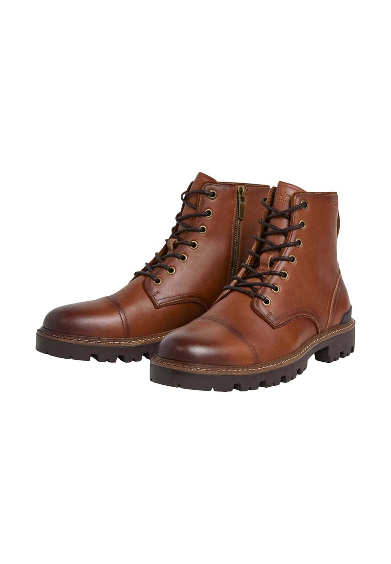 Botas de tobillo de cuero marrón con un acabado suave, que cuentan con cierre de cordones, una cremallera lateral y suelas de goma resistentes para mayor durabilidad.