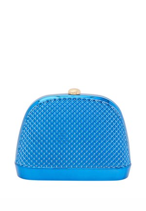 Blå mesh clutch med en rund form, blank overflade og gylden lås. Det teksturerede ydre har et mønster af små, hævede knopper.