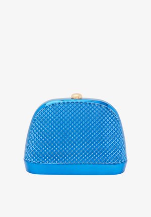 Blå mesh clutch med en rund form, blank overflade og gylden lås. Det teksturerede ydre har et mønster af små, hævede knopper.