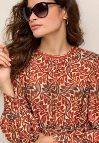 Next REGULAR FIT - Päevakleit - red floral