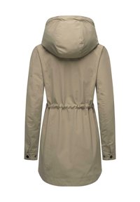 Bežīgs kapuces mētelis ar pievelkamām jostām, garām piedurknēm un pogām uz aprocēm. Tam ir gluda, ribota tekstūra un minimālisma dizains.