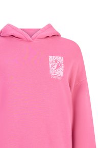 Un sweat à capuche rose en tissu doux, avec une poche kangourou à l'avant et un logo carré avec un design stylisé et du texte sur la poitrine gauche.