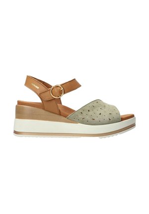 Sandale compensée avec l'avant en daim vert clair perforé, bride de cheville en cuir marron clair avec boucle dorée, et semelle plateforme blanche.