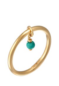 Guldfarvet ring med et glat, rundt design og en turkise perle charm hængende ved. Markeret med "925" for sterling sølv.
