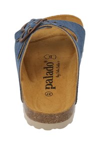 Infradito in denim blu con fibbia in metallo marrone, suola simile al sughero, soletta beige e punta arrotondata. Logo visibile sulla soletta.