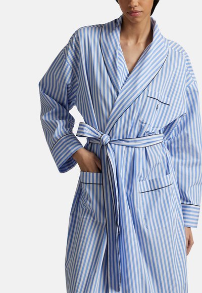 Ριγέ μπουρνούζι σε ανοιχτό μπλε και λευκό, με γιακά σάλι, ζώνη στη μέση και δύο μπροστινές τσέπες με μαύρο περιθώριο. Μαλακό, λείο ύφασμα.