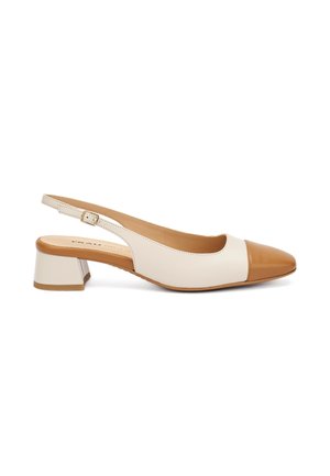 Zapato slingback con una parte superior beige y puntera color marrón claro. Tacón bloque y correa ajustable en el tobillo. Textura de cuero suave con un detalle de costura sutil.