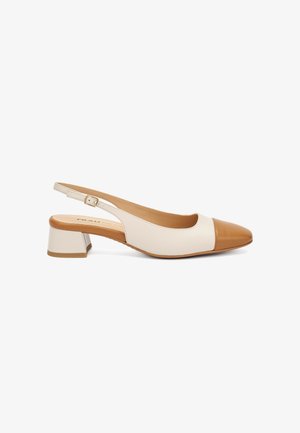 Scarpa slingback con tomaia beige e punta cappuccino. Tacco a blocco e cinturino alla caviglia regolabile. Texture in pelle liscia con dettagli di cuciture sottili.