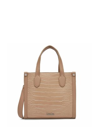 Beige Handtasche mit Krokodilprägung, zwei oberen Griffen, einem abnehmbaren Schulterriemen und einem metallischen DeeZee-Logo auf der Vorderseite.