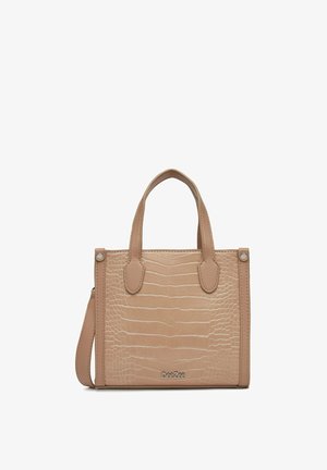 Bolso beige con textura de cocodrilo, dos asas superiores, una correa de hombro desmontable y el logo metálico DeeZee en el frente.