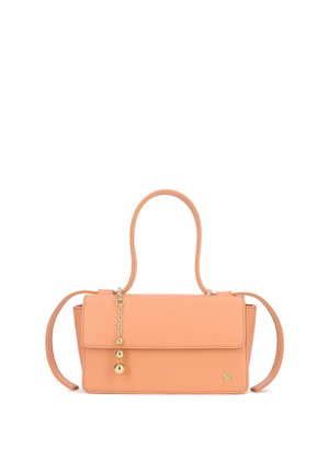 Sac à main en cuir pêche avec une forme structurée, deux anses supérieures et un accent en chaîne dorée amovible avec des clochettes. Dispose d'une fermeture à rabat frontal.