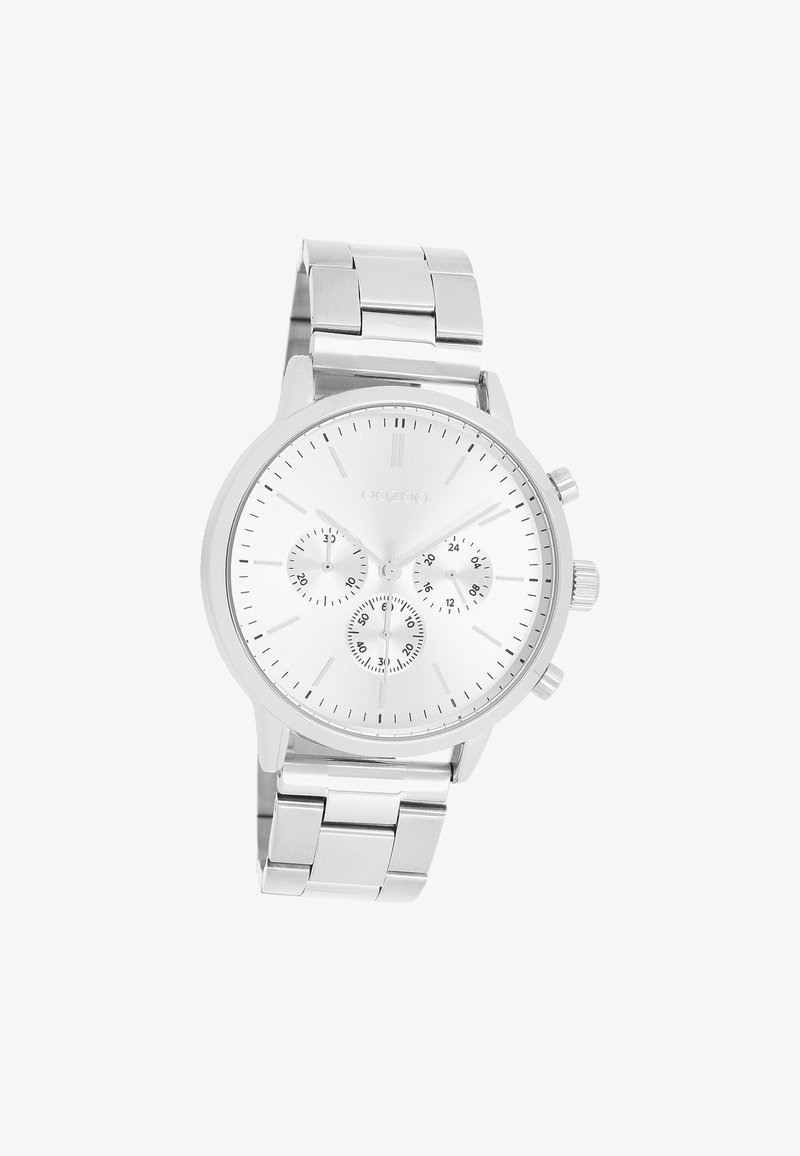 Montre chronographe en métal argenté avec un cadran blanc rond, trois sous-cadrans et un bracelet en maillons poli. Présente des index horaires simples et des boutons poussoirs.