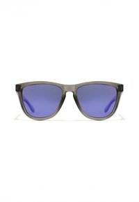 Ochelari de soare din plastic transparent gri, cu rame angulare, lentile nuanțate în mov și accente negre mici pe tije.