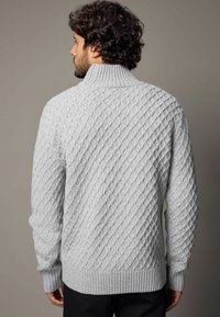 Helles graues gestricktes Sweatshirt mit einem strukturierten Rautenmuster, geripptem Kragen und Bündchen sowie einer lockeren Passform.