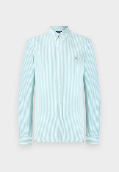 Férfi hosszú ujjú, gombos ing világoskék és fehér függőleges csíkokkal, valamint egy kis hímzett logóval a bal mellrészen.