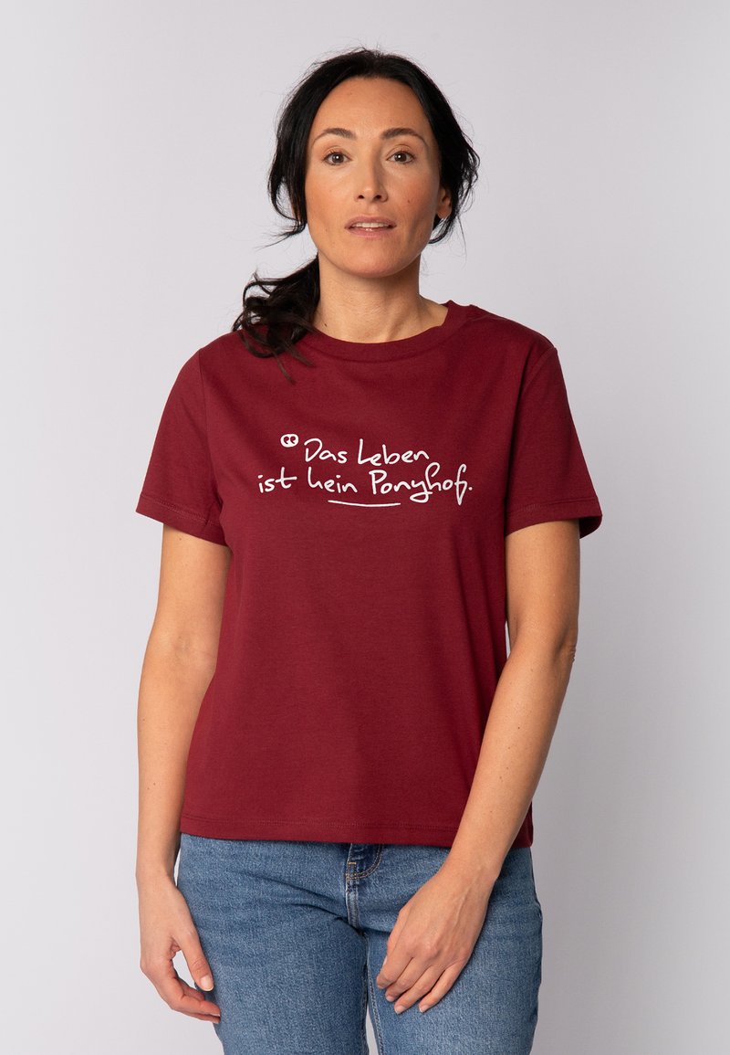 Bordeauxfarbener Baumwoll-T-Shirt mit kurzen Ärmeln und Rundhalsausschnitt, das weißen Text in einer verspielten Schriftart zeigt, der lautet: "Das Leben ist kein Ponyhof."