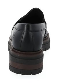 Zwarte leren herenslipper met dikke gelaagde bruine en zwarte zool, zichtbare stiksels en een reliëflogo aan de zijkant van de hak.