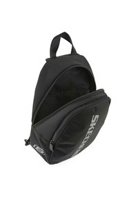 Mochila negra con un diseño aerodinámico, que cuenta con un compartimento principal con cremallera y un bolsillo frontal. Fabricada en tejido duradero, incluye un detalle de logotipo.