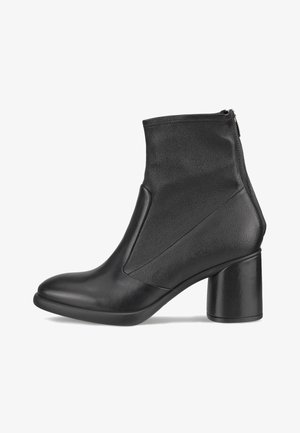 Czarne skórzane botki do kostki z okrągłym noskiem, masywnym słupkowym obcasem i gładką teksturą. Wyposażone w boczny zamek błyskawiczny i kątowy wzór paneli.