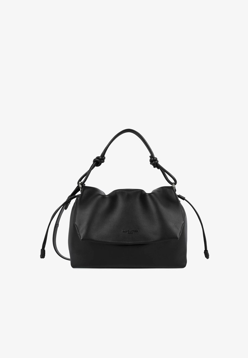 Sac à main en cuir noir avec une forme souple et décontractée, une petite poignée nouée et une longue bandoulière réglable avec des extrémités à cordon.