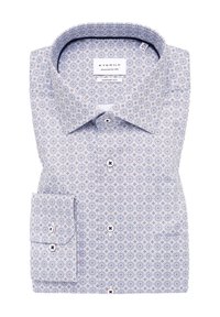 Camicia in tessuto azzurro chiaro con motivo, ripiegata ordinatamente, caratterizzata da un design floreale, colletto classico e chiusura a bottoni con bottoni a contrasto.