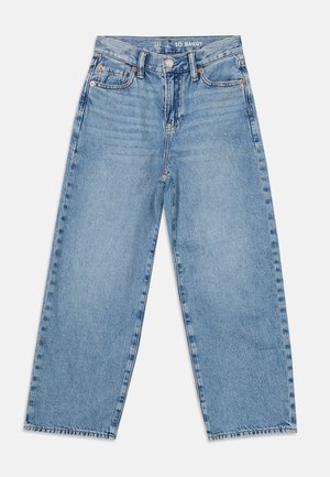 Lyseblå højtaljede, løstsiddende, vidde jeans med forlommer, knaplukning og bæltestropper, lagt fladt på en hvid baggrund.