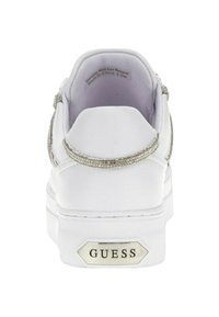 Sneaker bianco con una superficie liscia, accento decorativo in argento metallico sul retro e una placca con logo sul tallone. Prodotto in Cina, taglia 6.5M.