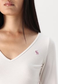 Abercrombie & Fitch CLOUD ICON VNECK - Topper langermet - jet stream