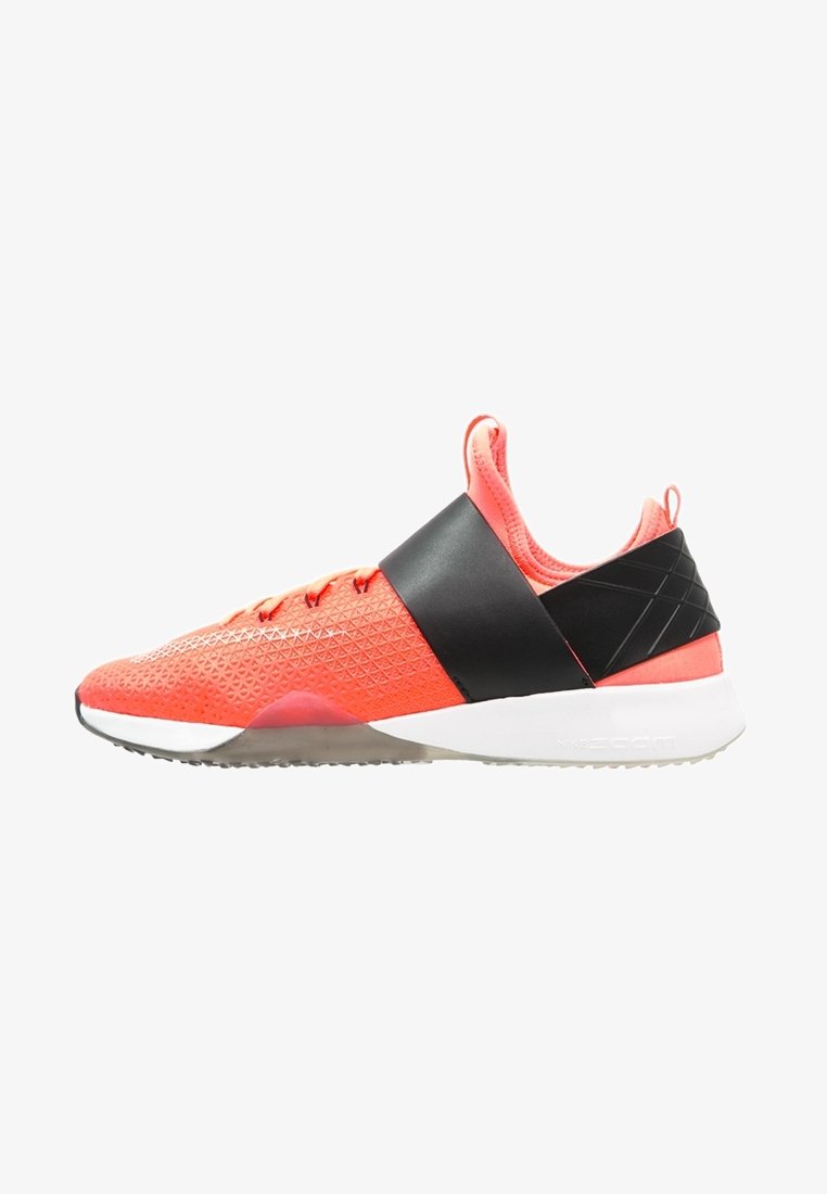 Sneaker rossa in rete con una fascia nera a metà piede, suola bianca e texture geometrica sulla parte superiore. Progettata per l'uso atletico.