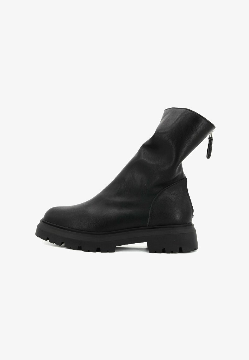 Stivale alla caviglia in pelle nera con un gambale morbido, superficie testurizzata, suola spessa e dettaglio con zip sul retro per una facile calzata.