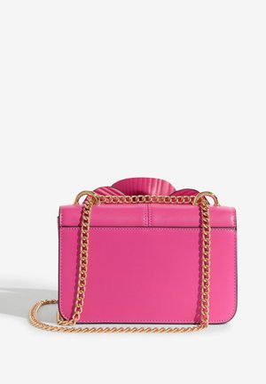 Geantă roz din piele cu textură netedă, cu o curea din lanț și un detaliu plisat în partea de sus. Are o formă dreptunghiulară structurată.