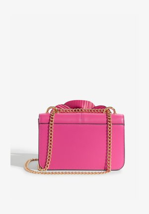 Borsa a mano in pelle rosa con una texture liscia, una tracolla a catena e un dettaglio plissettato sulla parte superiore. Presenta una forma rettangolare strutturata.
