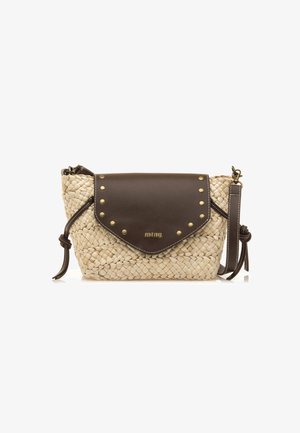 Bolso tejido de paja con solapa de cuero marrón. Cuenta con tachuelas de bronce y una correa desmontable para opciones de transporte versátiles.