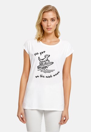 Weißes Baumwoll-T-Shirt mit entspanntem Design, das eine schwarze Grafik eines Hundes auf einem Surfbrett zeigt, sowie den Text "Wir sehen uns auf der nächsten Welle."
