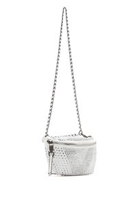 Bolso de mano metálico blanco con una correa de cadena plateada, adornado con estudios en relieve, de forma ovalada y cierre de cremallera. La superficie texturizada añade dimensión.
