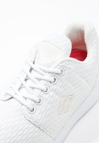 Le Temps Des Cerises Sneakers - white