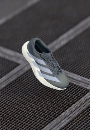 ADIZERO EVO SL M - Chaussures de running sur route - grey four/halo silver-coloured/core black
