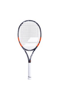 Tennisracket met een zwart en oranje frame, voorzien van een gestructureerde witte grip, vierkante netstrings en een ronde kop.