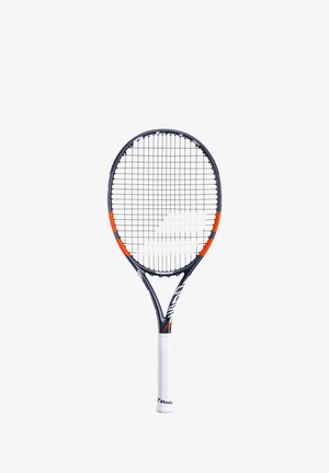 Tennisschläger mit einem schwarzen und orangefarbenen Rahmen, ausgestattet mit einem strukturierten weißen Griff, quadratischen Saiten und einem runden Kopf.