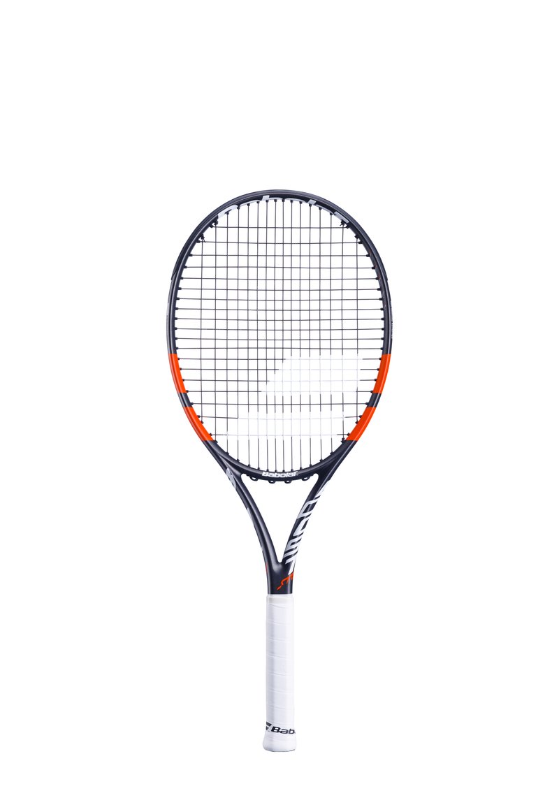 Tennisracket met een zwart en oranje frame, voorzien van een gestructureerde witte grip, vierkante netstrings en een ronde kop.