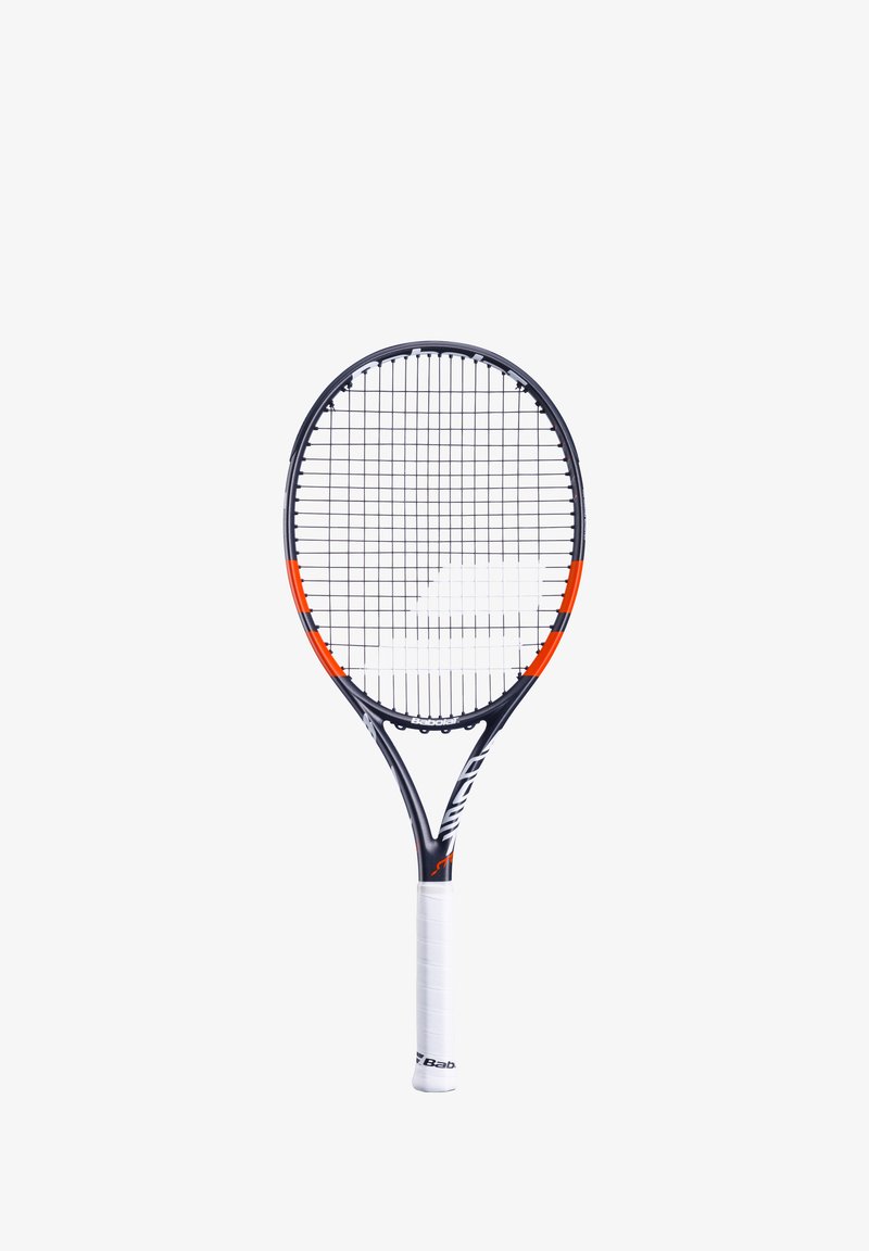 Tennisschläger mit einem schwarzen und orangefarbenen Rahmen, ausgestattet mit einem strukturierten weißen Griff, quadratischen Saiten und einem runden Kopf.